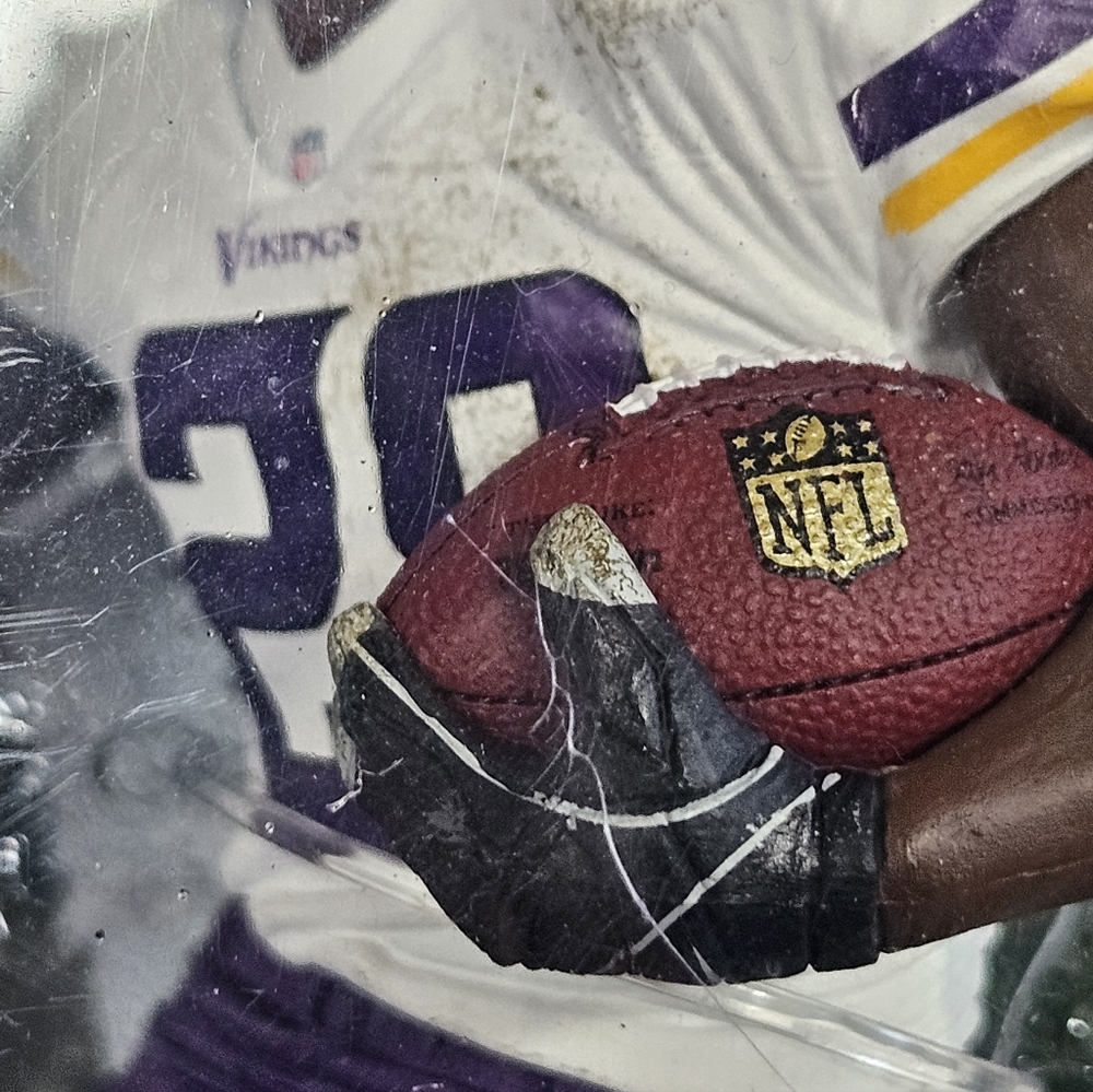 ADRIAN PETERSON RB MINNESOTA VIKINGS #28 OFFICIALLY LICENSED MCFARLANE NFL 34 - Picture 4 of 9